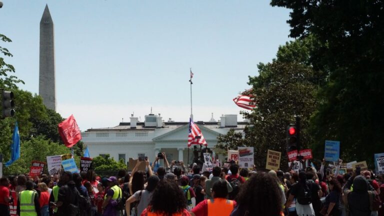 Ex-White House teleprompter operator fined $172,000 for Trump speech bets — Politics coverage by New Way News. Photo: Davi...