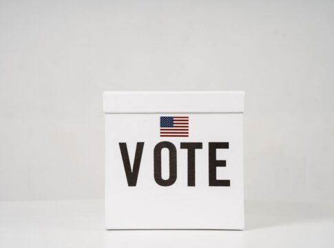 A whiplash election year enters its final stretch as Trump holds wild cards — Politics coverage by New Way News. Photo: So...