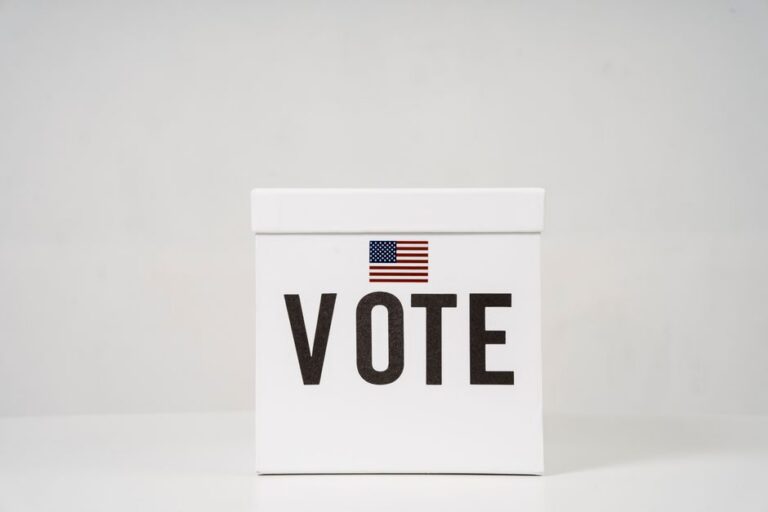 A whiplash election year enters its final stretch as Trump holds wild cards — Politics coverage by New Way News. Photo: So...