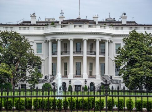Why the court fight over the White House media ban isnt over — Politics coverage by New Way News. Photo: Dominik Gryzbon v...