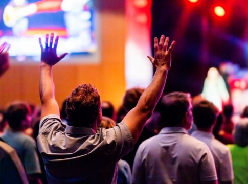 The People Who Shun Super-Popular Pop Culture — Entertainment coverage by New Way News. Photo: Caleb Oquendo via Pexels