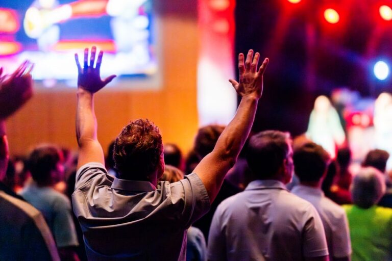 The People Who Shun Super-Popular Pop Culture — Entertainment coverage by New Way News. Photo: Caleb Oquendo via Pexels