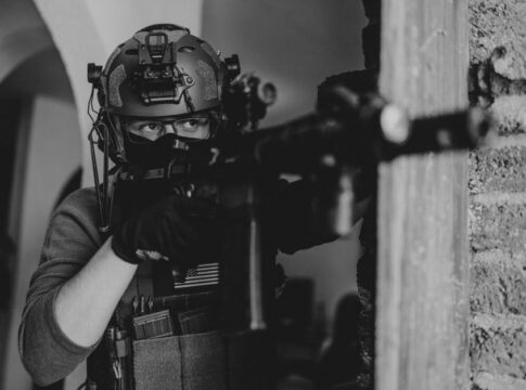 Featured image related to SPD: Man arrested in SWAT standoff chased roommate around apartment with hatchet
