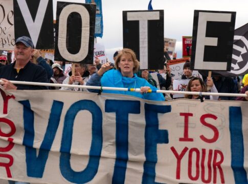 Featured image related to No Kings rallies across U.S. urge voters to cast ballots early in the midterms