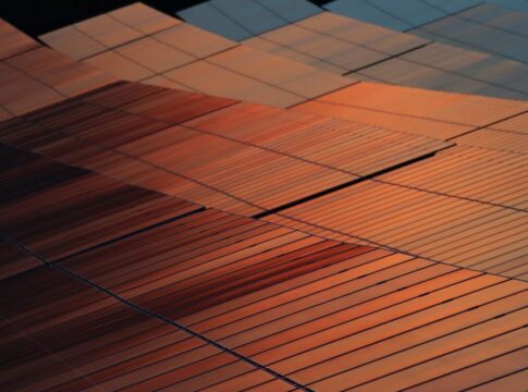 US futures edge lower under sustained pressure from bond markets — Economy coverage by New Way News. Photo: Tobi &Chris vi...