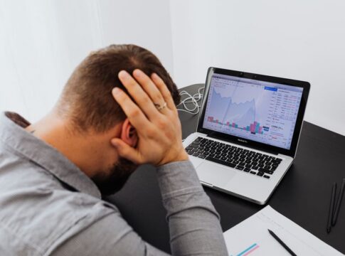 Rising Labor Market Anxiety and Declining Quits — Economy coverage by New Way News. Photo: https://kaboompics.com/ via Pexels