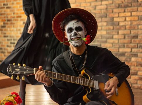 15 pop culture-inspired Halloween costume ideas — Entertainment coverage by New Way News. Photo: Mikhail Nilov via Pexels